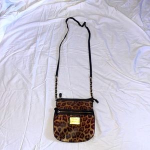 3 zippers and magnetic button pocket on back